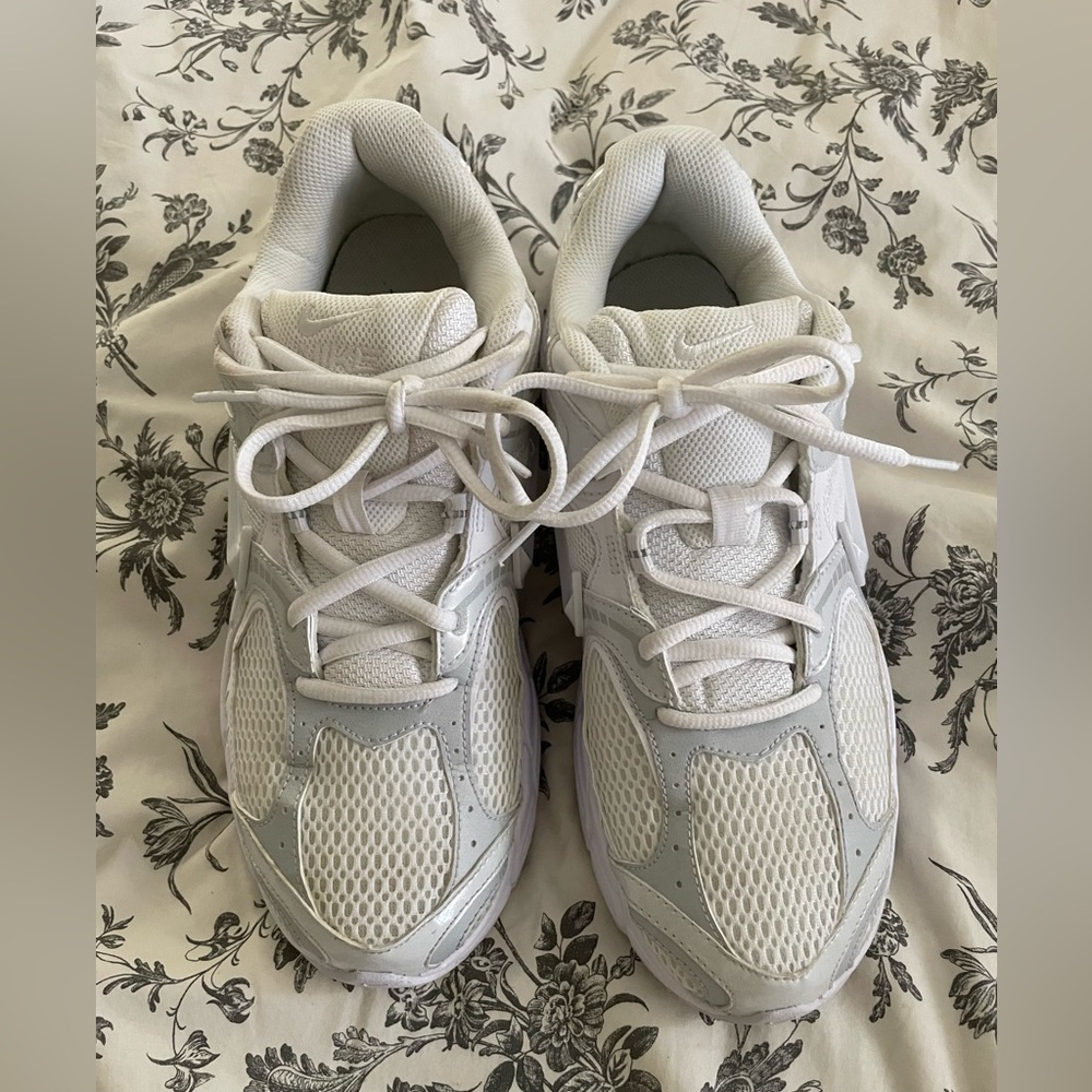 Nike Women's V5 RNR SNEAKER - Picture 7 of 12